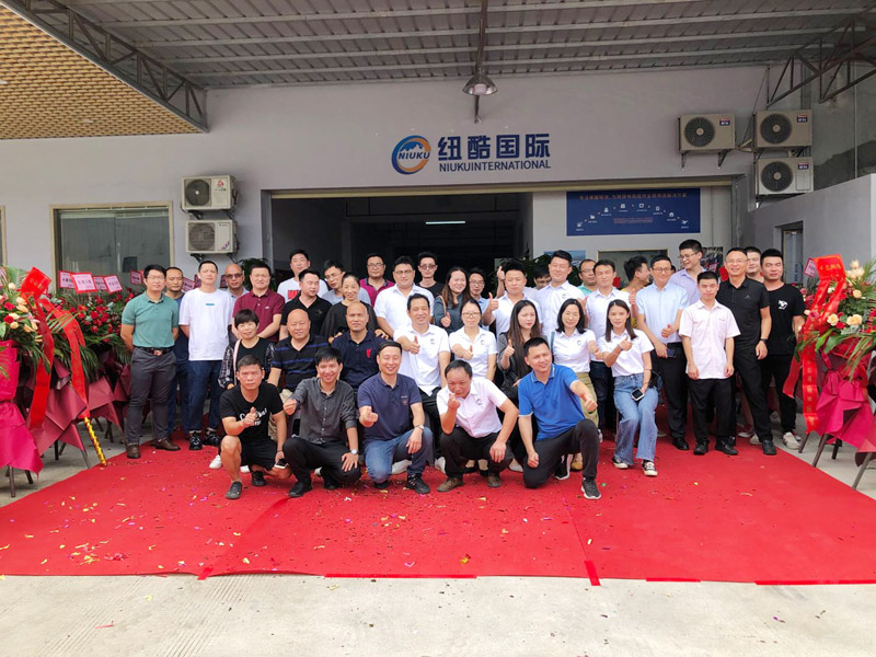 紐酷國際和各界嘉賓、朋友合影留念